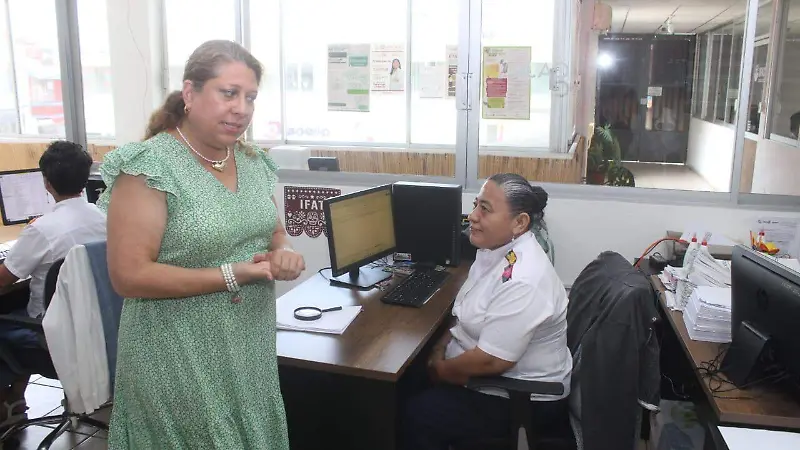 Titular del IFAT atenta a los que le dicen los empleados de la instancia.